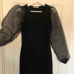  - Säljer denna superfina klänning då en inte kommer till användning. Har endast använts vid ett tillfälle, frakt ingår inte i priset.