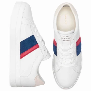  - Vita Gant sneakers i strl 38, Äkta skinn/läder som gör att fötterna andas & ej blir varma i skorna. (Knappt använda så bra skick!) Nypris nu: 1349kr https://www.footway.se/aurora-g282-br-white-blue-red.html