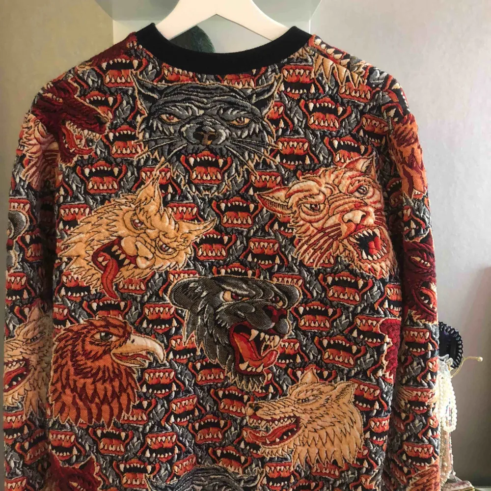 den ABSLOUT coolaste tröjan!!!! köpt på zaras herravdelning för 600kr för ett år sedan men den har inte kommit till användning!! Passar lika bra till tjejer som t killar!. Tröjor & Koftor.