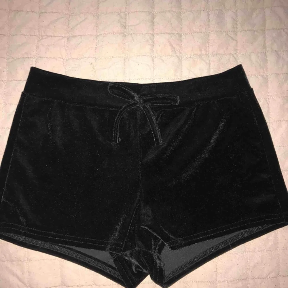 Svarta sammetshorts, passar M/L. Använd fåtal gånger och är väldig mjuka. Möts upp i uppsala eller fraktar (frakten är inkl). Shorts.