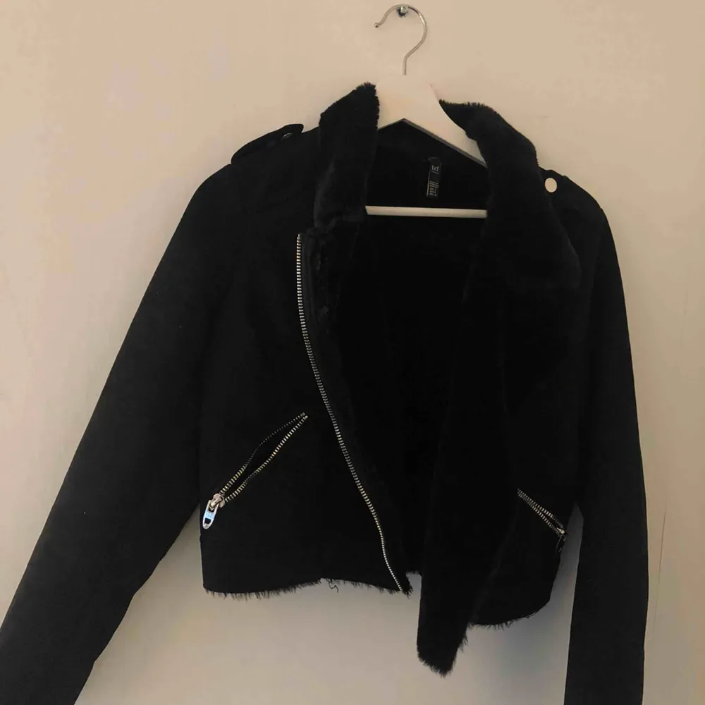 En svart jacka ifrån Zara Stolek:S Använd Max 5 gånger  Bra skick! Köparen står för frakt . Jackor.