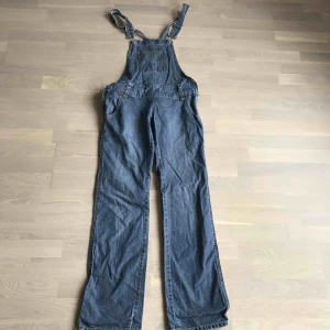  - Ett par jättecoola hängselbyxor, kan styla upp med en tröja under osv. Relativt stora så passar även 36! Skit snygg om man gillar vintage stil🥰 sparsamt använda utan några slitage💘 frakt tillkommer!