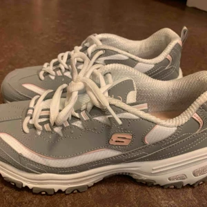  - Säljer mina helt nya skechers (endast använda 1 gång utomhus). Lite smutsiga under foten annars i nyskick.  Är storlek 38 men passar mig som brukar vara 39/38,5