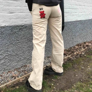  - Handmålade byxor - XO bear Passar även XS och medium, väldigt stretchiga💞 Modellen är 169 cm lång