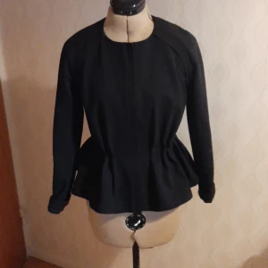 Figursydd jacka - Figursydd jacka i en stl 36. Finns i Västerås eller skickas mot frakt.