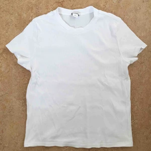  - Vit ribbad T-shirt med rundad hals från Monki. Något mindre i modellen, större S eller mindre M. 97% bomull och 3% elastan.  Använd ett fåtal gånger.  Kan mötas upp alt. skicka.