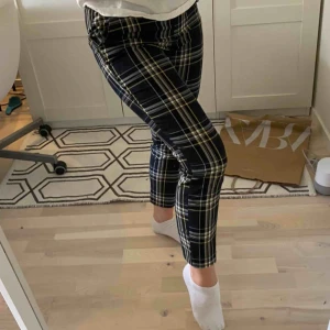  - Slacks från H&M, väldigt snygga lite stretchiga så skulle säga 34/36 beroende på hur man vill att dom sitter💞