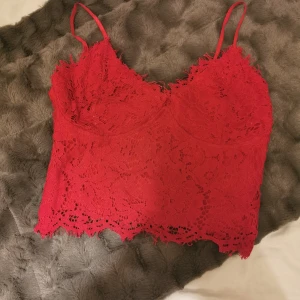 Spets top - Snygg spets top i en rosa aktig färg. Storlek s 