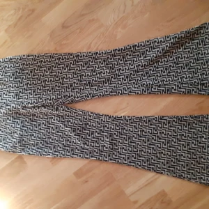 Mönstrade byxor  - Utsvängda mönstrade byxor i st S 75 sek finns i Bromma