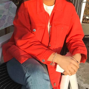  - Röd oversized jeans jacka från monki!