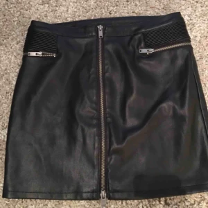  - skinnkjol aldrig använd öppnas med dragkedja framtill, köparen står för eventuell frakt😊