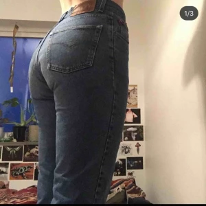  - Momjeans som verkar som M eller L beroende på hur mam vill att de ska sitta. Har väldigt fin passform. Säljs pga för stora. 