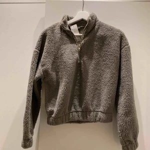  - Grön Teddy tröja. frakt tillkommer 63kr. Oanvänd 