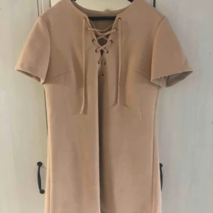  - Rosa/nude mocka klänning med snörning framtill, storlek M men passar även S.   Nypris: 400kr Köparen står för frakt!