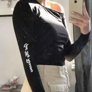 xs  - Svart långärmad tröja från Sweet Sktbs köpt på Junkyard har använt en gång så den är så gott som ny! Har tryck på vänster arm ”Got My Reasons”