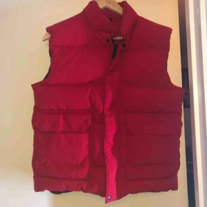  - Jätte fin röd väst från Everest. Står tyvärr inte vilken storlek den är men passar mig som har smal!