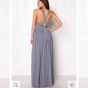  - Säljer min älskade balklänning som endast är använd under en kväll!  Den är justerbar i banden vilket gör att den passar många storlekar och man kan välja hur tajt den ska sitta, den är verkligen jätteskön! Den har en slits på ena benet💕 