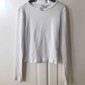  - Basic vit långärmad topp som är ribbad från H&M, kommit sällan till användning och är i fint skick. Köparen står för frakt 18kr. Säljer även en likadan i grått❤️🤩
