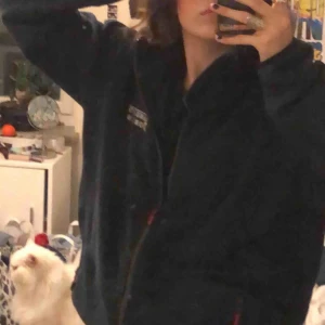  - en mörkblå fleece