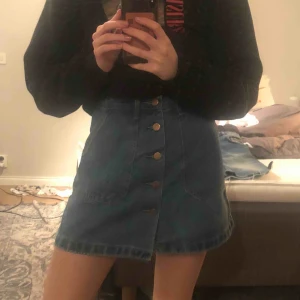  - Jättefin jeanskjol med knappar! Säljer pga att den inte kommer till användning. Minns inte vart jag köpt den, men har endast använt den 2-3 gånger. Fraktar bara! 🥰🦋☀️