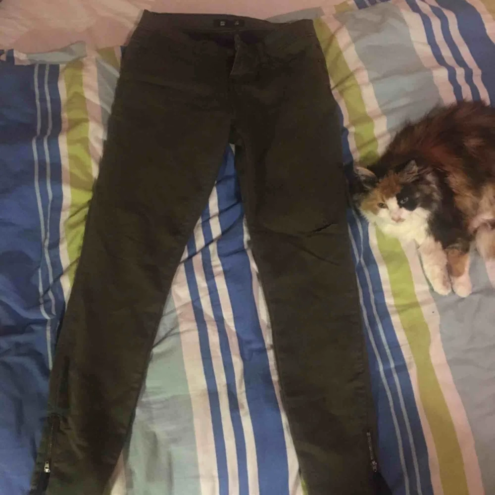 Fina gröna jeans från Forever 21. Tyvärr är de för små för mig. Strl 34. Använda 2 ggr. Dragkedjor vid benen och ett hål vid vänster knä. Frakt tillkommer. Jeans & Byxor.