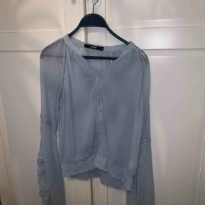  - Ljus blå blus, använd fåtal gånger, i bra skick  