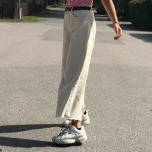  - Beiga lösa byxor från Zara!! Jättesköna och fina men kom aldrig till användning, inte riktigt min stil. Storlek 34. Inklusive frakt💘