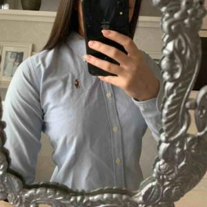 - Ljusblå Ralph Lauren skjorta i storlek xs. Pris 120kr frakt ingår!