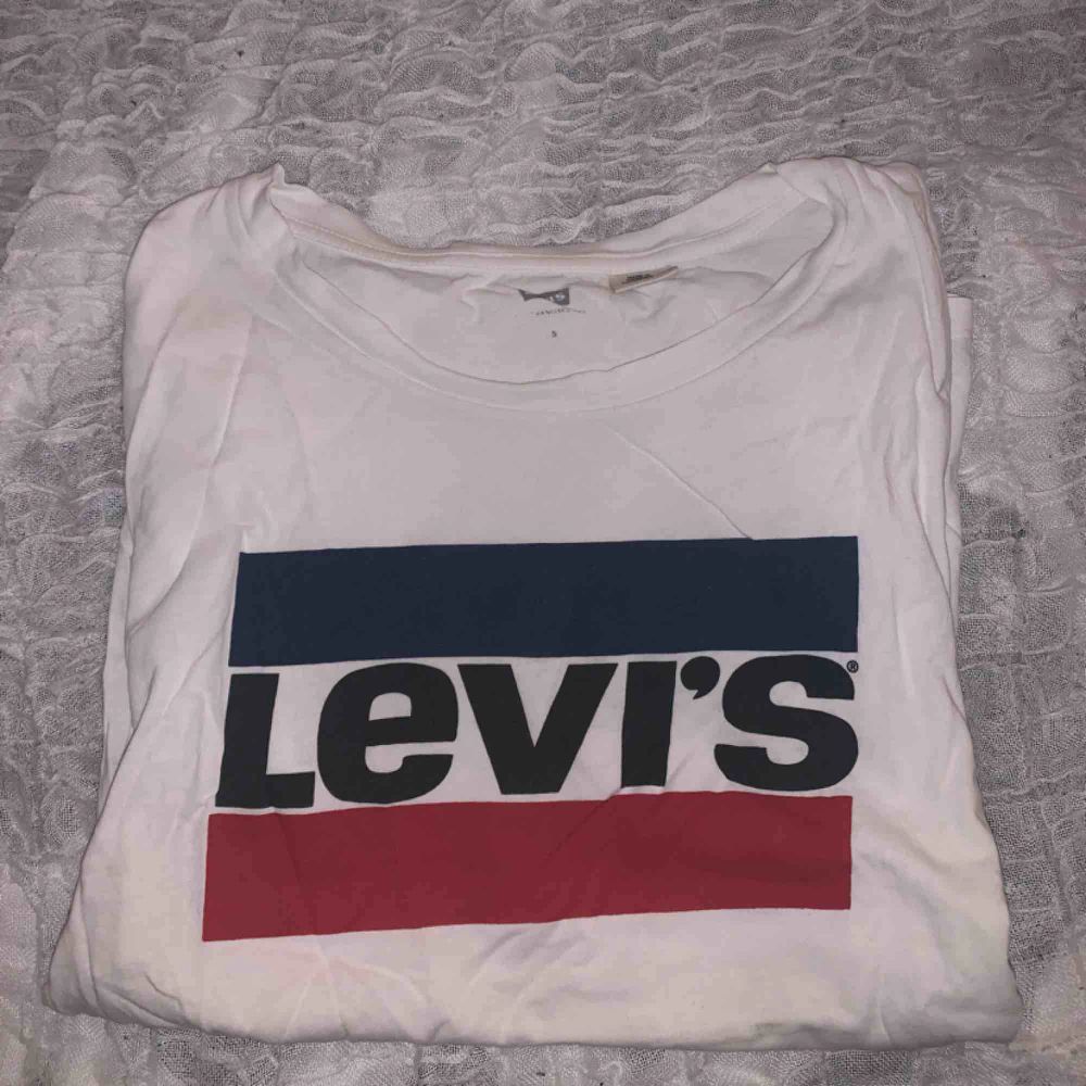 Fin t-shirt från Levi’s. Använd fåtal gånger, köparen står för frakten, 42 kr❤️. T-shirts.