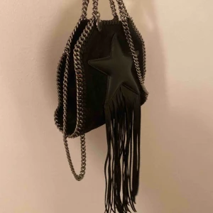  - Säljer en av mina nyaste väskor, kommer tyvärr inte till användning men fick den i julklapp dvs väldigt ny! Och otroligt bra skick! Kan diskutera pris vid snabb affär!