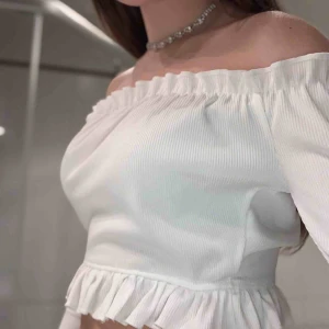  - Det är en vit off shoulder topp från Nelly som kostade 159kr och toppen är ganska kort och man kan ha den på sommaren. Den har använts en gång och är nästan helt ny.