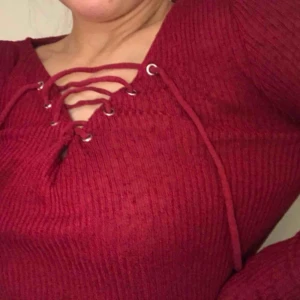  - Ribbad tröja med snörning vid bröstet, super snygg och en gammal favorit, används tyvärr inte mer❤️ 40kr