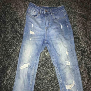  - Jeans ifrån H&M med slitningar säljer pga för små. 