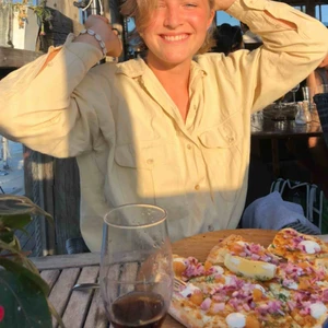  - Oversized skjorta i beige! Superfräsch knäppt och instoppad eller lite ballare uppknäppt med sjysst topp under☀️☀️