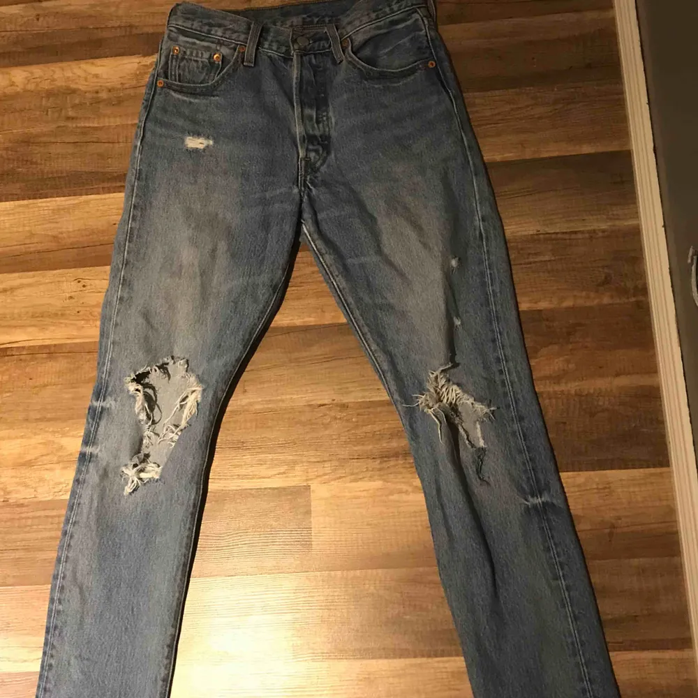 Levis jeans 501! Används sparsamt, säljer pga att de ej passar mig längre!. Jeans & Byxor.