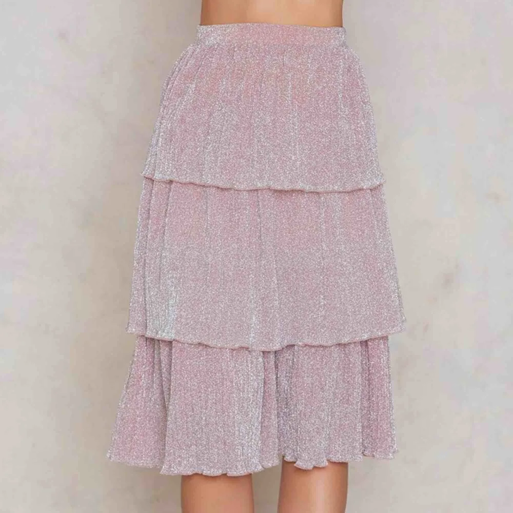 sjukt fin triple layer kjol från nakd (SLUTSÅLD) passar till fest och vardag, köparen står för frakt!! 💜💖🤍💟💕. Kjolar.