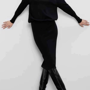  - Lång tub kjol från Zara. Aldrig använd som ny! Väldigt bra material och superskön. Säljer även liknande i vit. 