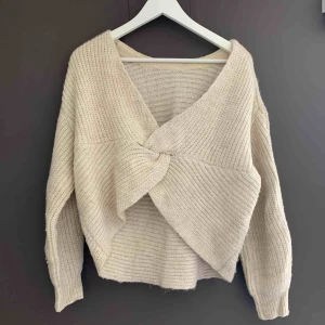  - FRAKT INGÅR! Går att ha på vilket håll man vill, jättefin beige färg!