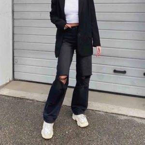  - Säljer Tall Ripped Boyfriend Jeans i strl 34 från boohoo! (Första två bilderna är lånade). Helt nya med lappen kvar, säljer ist för att retunera. Passade inte mig(känns mer som en 36)Betala via swish, frakt på 40kr tillkommer!🦋