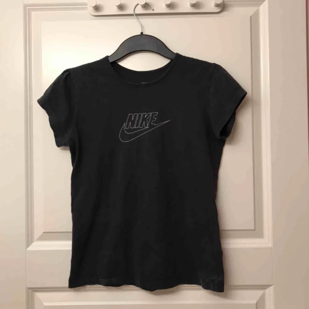 Nike ”retro” t-shirt, nästan inte alls använd. Jätte snygg men kommer inte till användning för mig! Det står XL som storlek i t-shirten men den passar jätte bra på mig som är S i storlek. Köparen står för frakt. T-shirts.