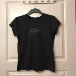 Nike ”retro” t-shirt, nästan inte alls använd. Jätte snygg men kommer inte till användning för mig! Det står XL som storlek i t-shirten men den passar jätte bra på mig som är S i storlek. Köparen står för frakt
