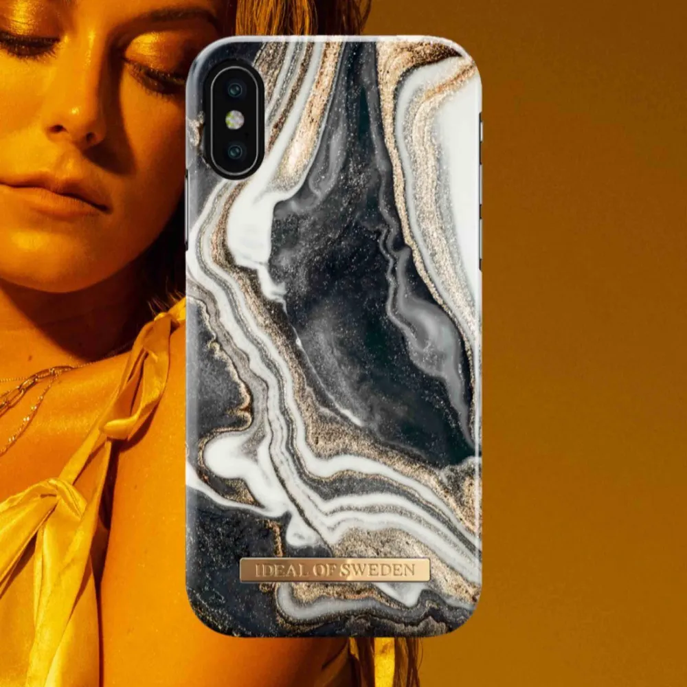 Mobilskal från Ideal of Sweden för iPhone XS, färg Golden Ash Marble, köpt på hemsidan för 328 kr inkl frakt. Använd enstaka gånger.  Bjuder på frakt vid snabb affär. . Accessoarer.