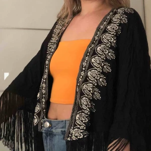  - Tunn kofta/kimono från Hollister. Svart med vitt mönster och fransar nertill. Sval och väldigt jordnära känsla. Hur fin till sommaren? Fråga bara så kan jag skicka mer bilder☺️ +40kr i frakt💞