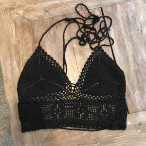  - Virkad topp. Vet ej exakt storlek men jag har vanligtvis XS och den passar på mig. Toppen är endast testad, aldrig använd. Däremot har snörningen man knyter med i bak repat sig litegrann