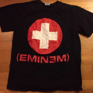  - Sparsamt använd tshirt i stl M. Frakt: 42 kr