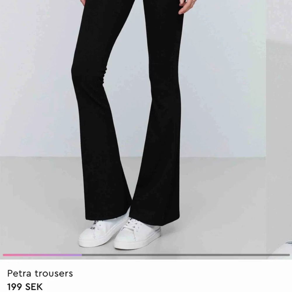 Gratis frakt, säljer oanvända utsvängda byxor från Gina tricot. Jeans & Byxor.