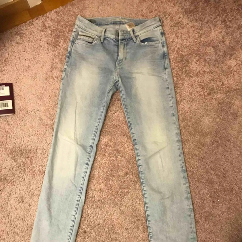Äkta Calvin Klein jeans med slits där nere köpta i Moskva för 1090:-. Använda en gång. Fina till våren. Jeans & Byxor.