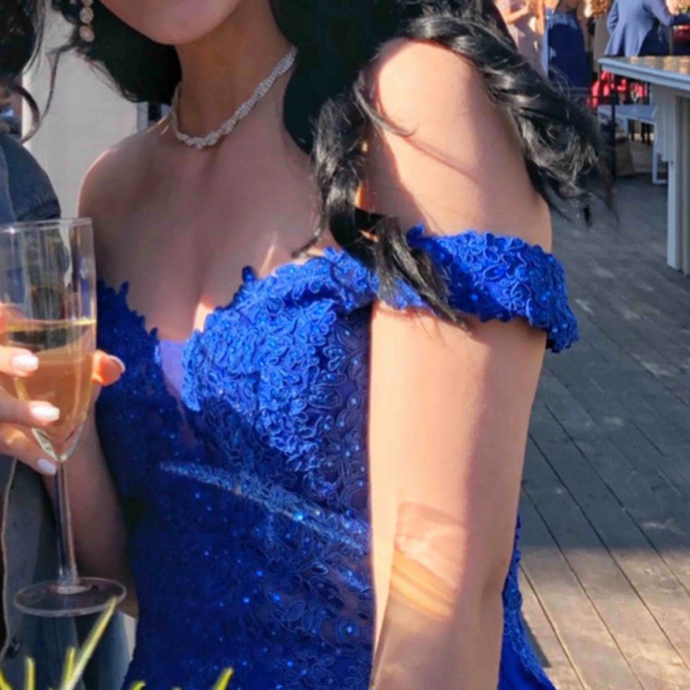 Säljer min balklänning! Inköpt för 4 000kr. Klänningen har en superfin klarblå färg med en väldigt vacker detaljrik överdel. Denna klänning gör verkligen så att man sticker ut och känner sig som en prinsessa!  . Klänningar.