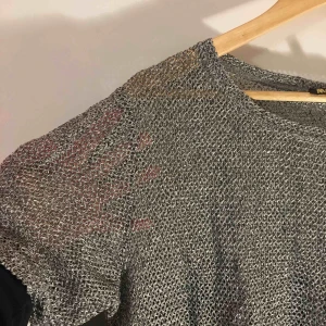 Stickad T-shirt - Jätteskön t-shirt från Magic Life🧙‍♀️ Skitnygg i silver / grått och något see through, varit en riktig favorit! Kan mötas i Sthlm eller skicka (frakt ej inkl)! Kram 