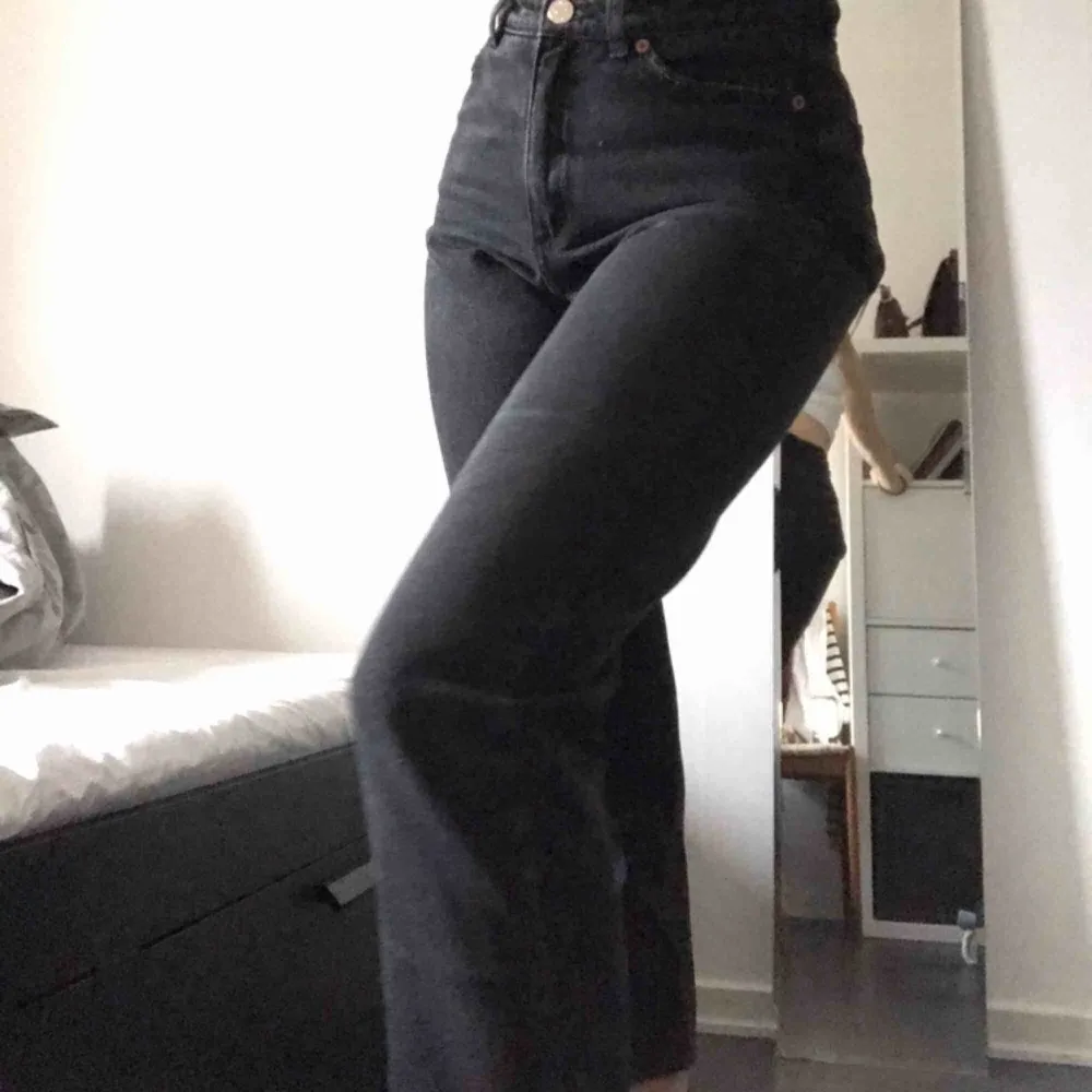 Supersnygga jeans ifrån monki i en urtvättat svart färg. Säljer då dom blivit för korta på mig, jag är 165cm. Använda en del men det är inget som syns på byxorna, de är alltså i gott skick 🕺🏼🕺🏼. Jeans & Byxor.